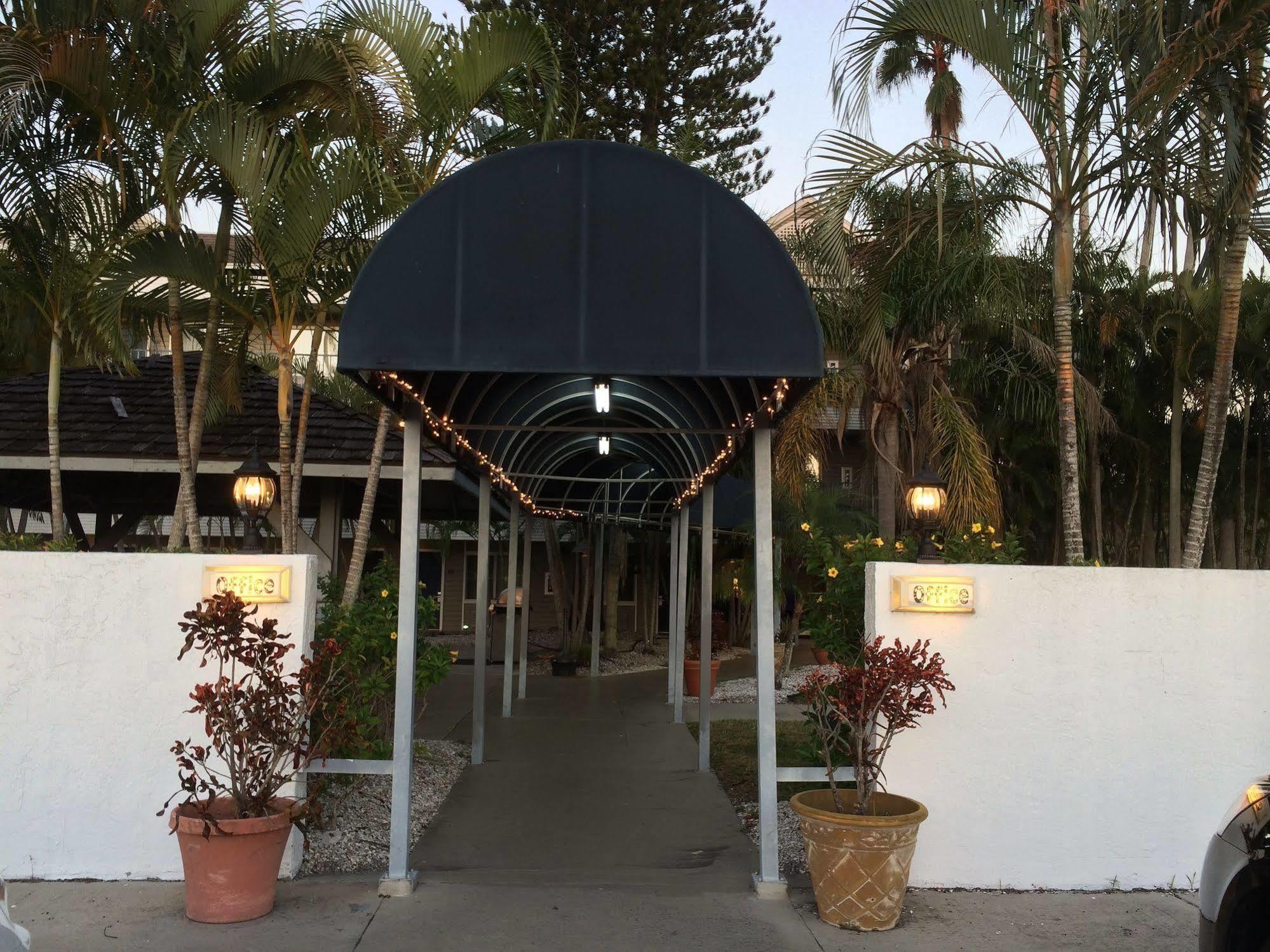 Lantern Inn & Suites - Sarasota Exterior photo